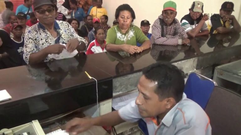 TERIMA PEMBAGIAN THR, RATUSAN PENSIUNAN PADATI KANTOR POS