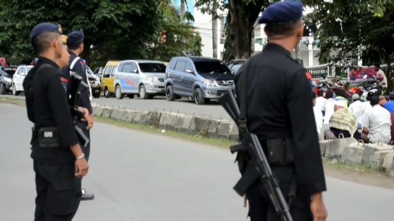 UMAT MUSLIM KOTA SORONG LAKSANAKAN SHOLAT IED DI MASJID AL-AKBAR