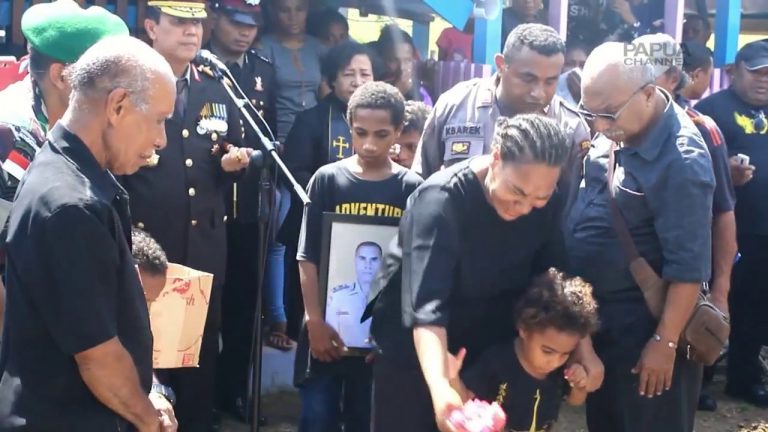 UPACARA PEMAKAMAN (Alm) BRIPKA SHINTON KBAREK, KORBAN PENEMBAKAN KKB