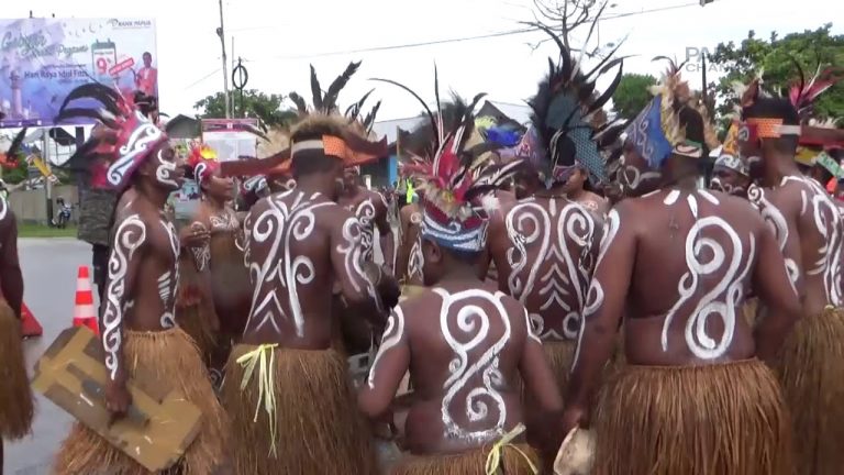 PARADE TARIAN DAN MUSIK TRADISIONAL MENYAMBUT 1 ABAD BERDIRINYA KABUPATEN BIAK NUMFOR