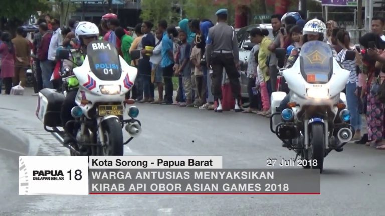 WARGA ANTUSIAS MENYAKSIKAN KIRAB API OBOR ASIAN GAMES 2018