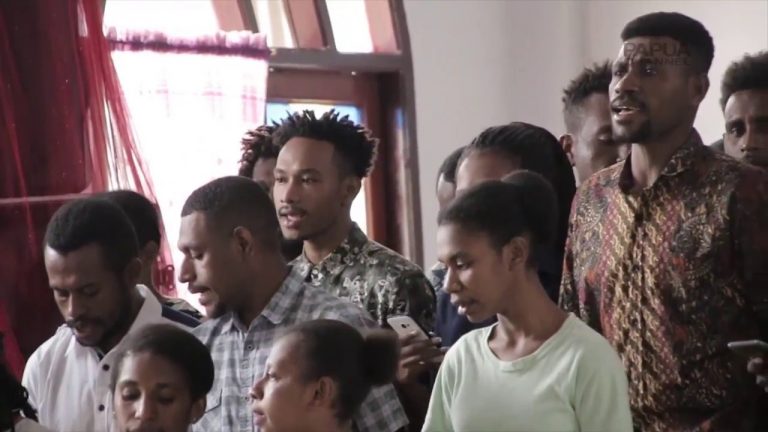 IBADAH SYUKUR HUT KE-70 PEKABARAN INJIL KAMPUNG JITMAU, WARGA DIINGATKAN UNTUK JAS MERAH