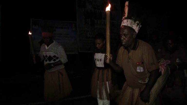 RIBUAN WARGA IKUT PAWAI OBOR MENGENANG INJIL MASUK KE KAMPUNG JITMAU