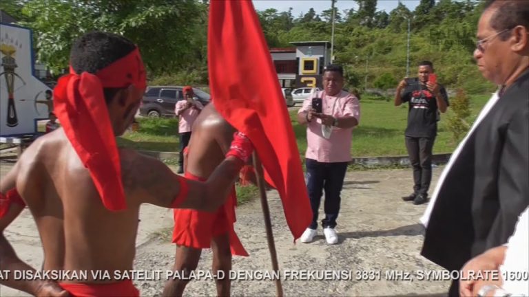 BUPATI BINTUNI KUKUHKAN GUSTAF MANUPUTTY SELAKU KETUA IKEMAL 2018 2022