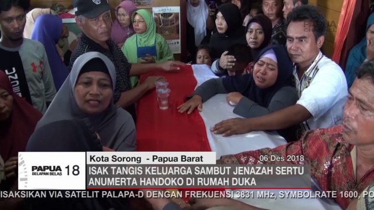 ISAK TANGIS KELUARGA SAMBUT JENAZAH SERTU (ANUMERTA) HANDOKO DI RUMAH DUKA