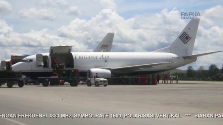 JENAZAH (Alm) MATIUS PALINGGIH KORBAN PEMBUNUHAN KKSB TIBA DI BANDARA SENTANI