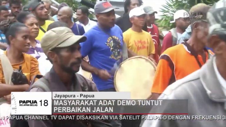 MASYARAKAT ADAT JAYAPURA DEMO TUNTUT PERBAIKAN JALAN