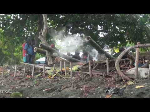 TRADISI UNIK BERMAIN MERIAM BAMBU DI DISTRIK SAUSAPOR