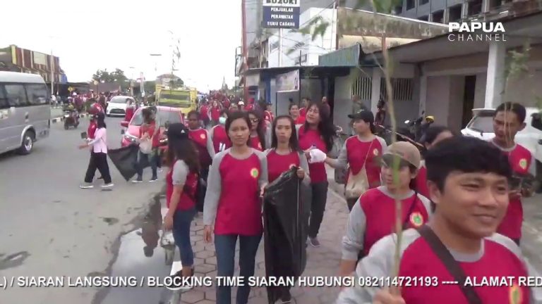 RATUSAN PERAWAT GELAR AKSI PUNGUT SAMPAH DAN TANAM POHON DI MIMIKA