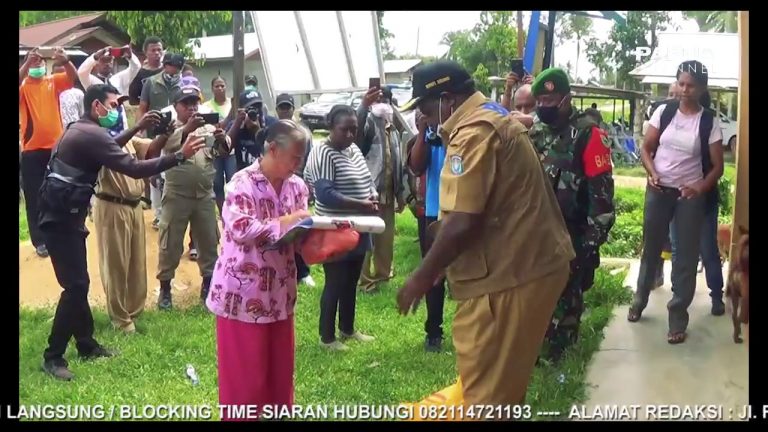 DIDUGA TERLAMBAT INFO, WARGA HADANG MOBIL BUPATI SORONG