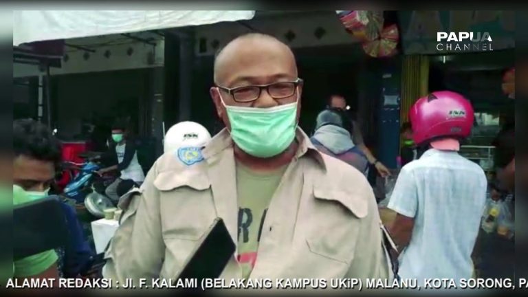 KOMUNITAS DAN WARTAWAN DI MIMIKA BAGI – BAGI MAKANAN RINGAN DI JALAN