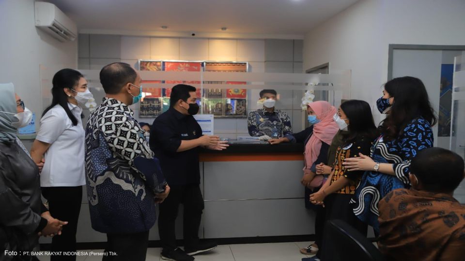 MENTERI BUMN AJAK PESERTA GIRLS TAKEOVER KUNJUNGI SINERGI ULTRA MIKRO —SENYUM DI SENTIONG