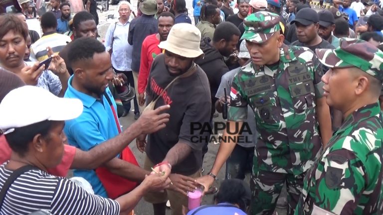 Bukan Peluru, Aparat Justru Hambur Pinang Ke Demonstran Save Lukas Enembe