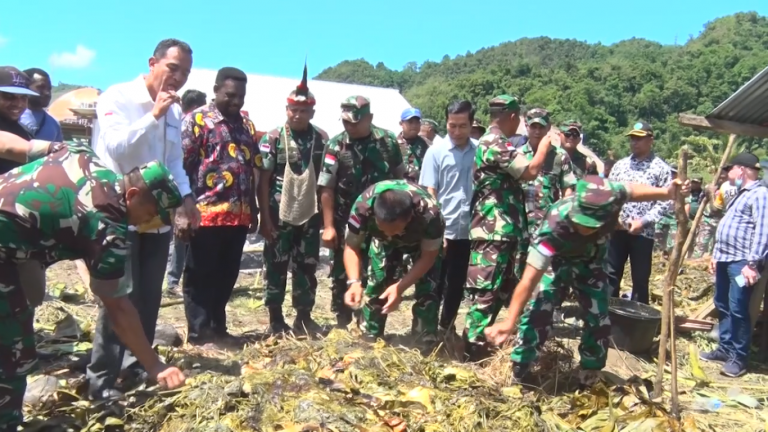 Silahturahmi Ke Masyarakat, Pangdam-XVII/Cendrawasih Muhammad Saleh Mustafa Ikut Bakar Batu
