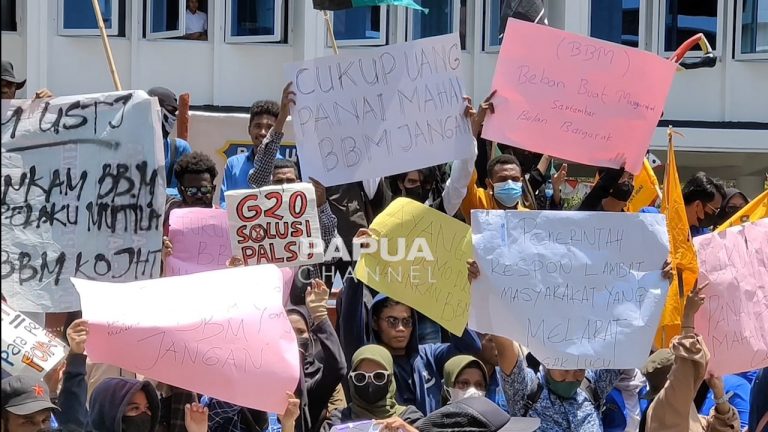 Mahasiswa Dan OKP Di Jayapura Unjuk Rasa Tolak Kenaikan Harga BBM