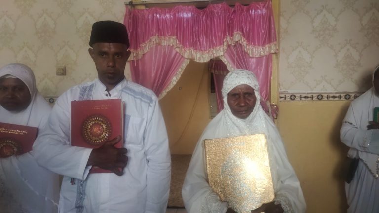 Nenek 75 Tahun di Kampung Offie Fakfak Tidak Patah Semangat Untuk Belajar Baca Al-Qur’an