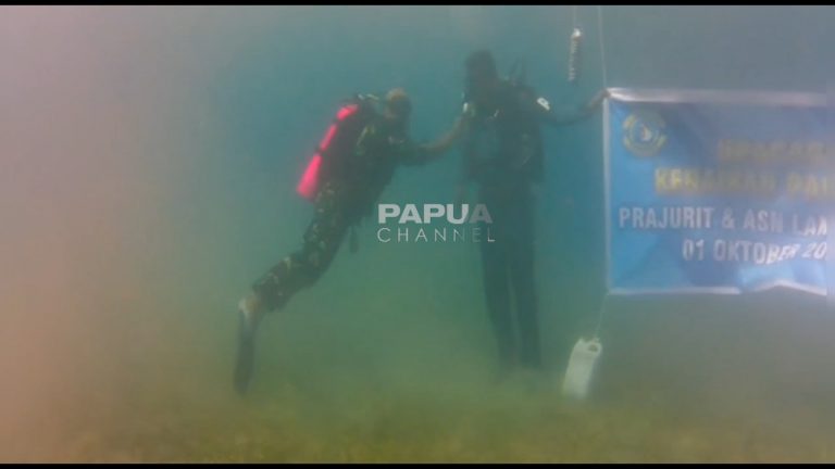 TNI AL Menggelar Upacara Kenaikan Pangkat Di Dasar Laut Papua