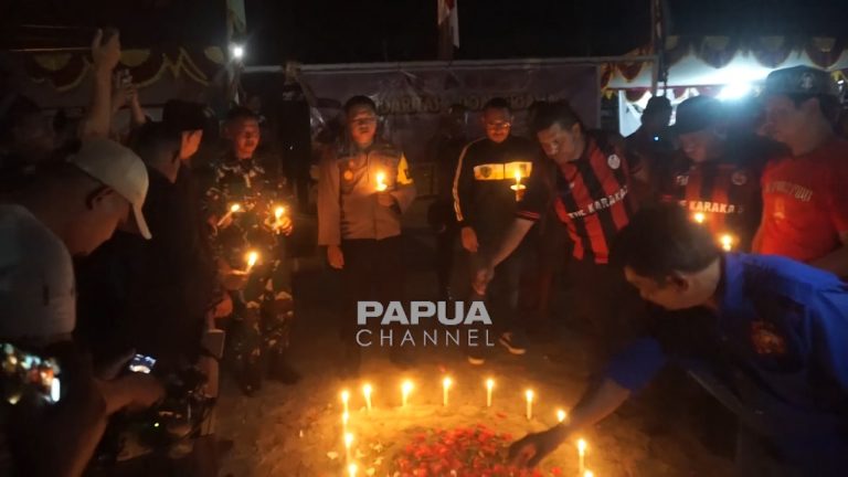 Aliansi Suporter Mimika Menggelar Aksi 1000 Lilin Untuk Korban Tragedi Kanjuruhan
