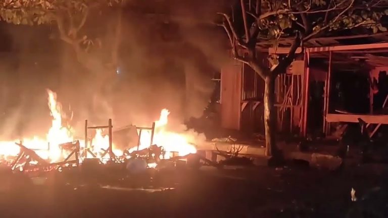 Massa Mengamuk Di Sorong Usai Seorang Mahasiswa Diduga Keracunan Makanan