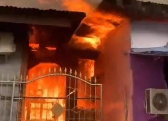Di duga anak kecil main korek api 2 Unit Rumah dan 1 Kost-kosan ludes terbakar di Tanah Hitam
