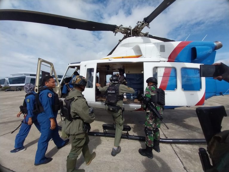 Tim Gabungan TNI-Polri Tengah Berupaya Menyelamatkan Pilot dan 15 Pekerja Puskesmas Paro