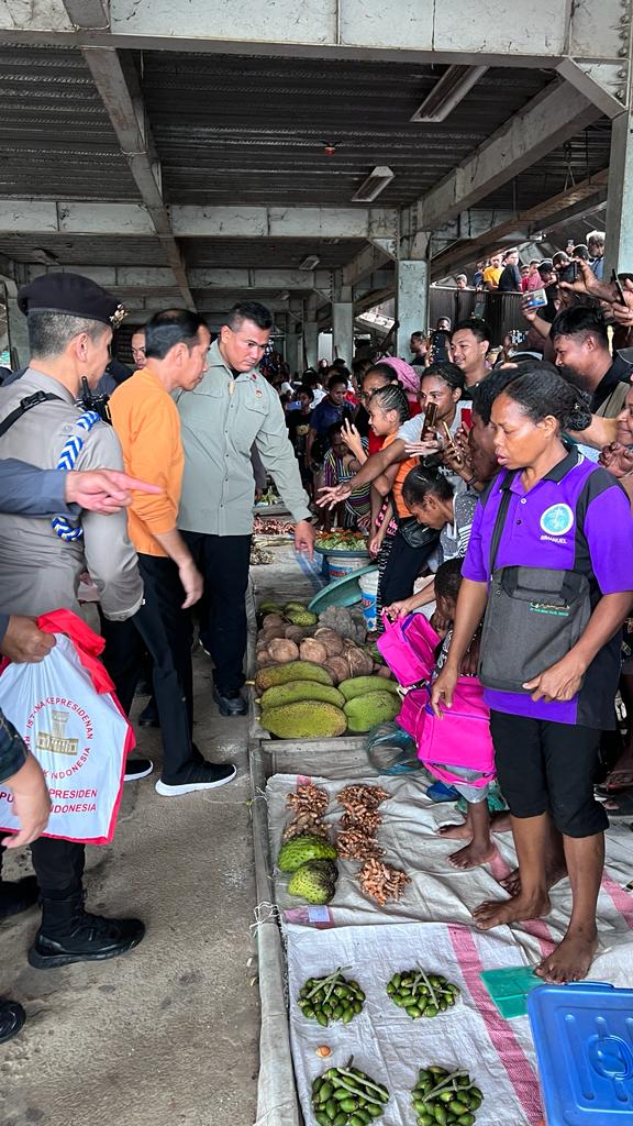 Kunjungi Pasar Pharaa, Presiden Sapa Warga dan Cek Harga Kebutuhan Pokok