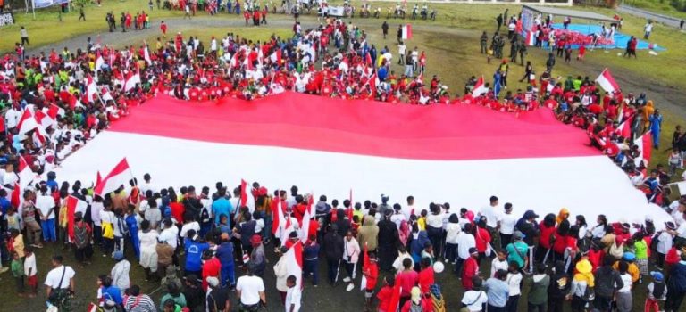 Masyarakat Puncak Jaya Kirab dan Bentangkan Bendera Merah Putih Raksasa